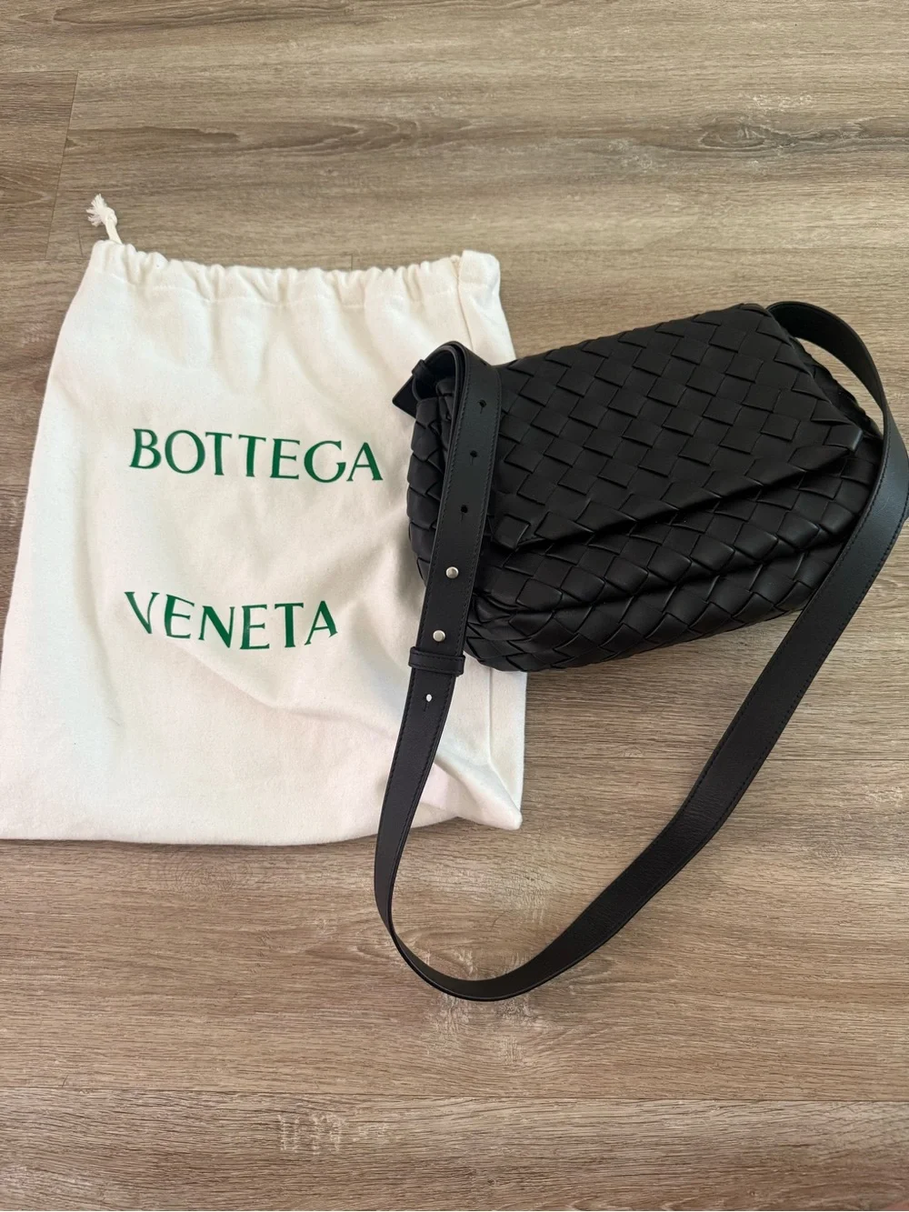 Bottega Veneta Black Intrecciato Woven Leather cobble messenger Bag